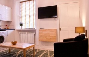Interior - Main door flat with private garden city center (Edinburgh)