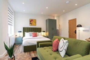 Tabla de planchar con plancha, wifi y ropa de cama 