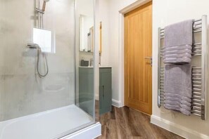 Shower, hair dryer, towels - Trendy Loft Apartment - Near DMu & City Centre (Leicester)