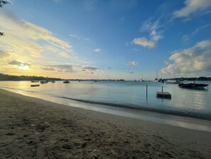 Beach - Luxury 3 Bedroom apartment for families and groups (Grand Baie)