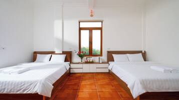 Habitación cuádruple superior, balcón, vistas al patio | Ropa de cama de alta calidad y escritorio
