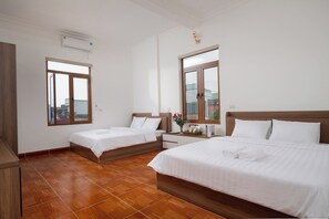 Superior vierpersoonskamer, balkon, uitzicht op binnenplaats | Een bureau, een laptopwerkplek, gratis wifi