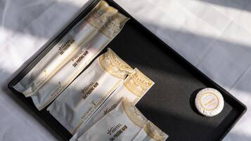 Standaard tweepersoonskamer | Badkamer | Een douche, gratis toiletartikelen, een haardroger, handdoeken