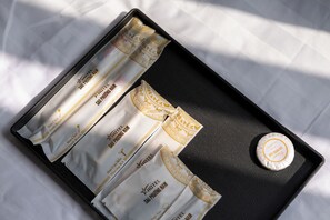 Standaard tweepersoonskamer | Badkamer | Een douche, gratis toiletartikelen, een haardroger, handdoeken