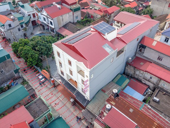A hotel with a red roof, solar panels, and a sign indicating it is a hotel. - Sao Phuong Nam Hotel (Ninh Binh)