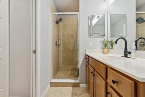 Shower, hair dryer, towels, soap - LUXURY 2 BEDROOM CONDO IN A BEAUTIFUL RESORT STYLE GOLF COMMUNITY (Bradenton)