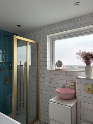 Shower, hair dryer, towels, soap - Charming house with sauna in Glasgow perfect for your getaway (Glasgow)