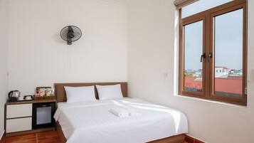 Meja kerja, ruang kerja ramah laptop, dan Wi-Fi gratis