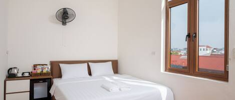 Schreibtisch, laptopgeeigneter Arbeitsplatz, kostenloses WLAN