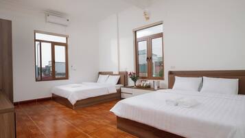 Familie tweepersoonskamer, balkon, uitzicht op stad