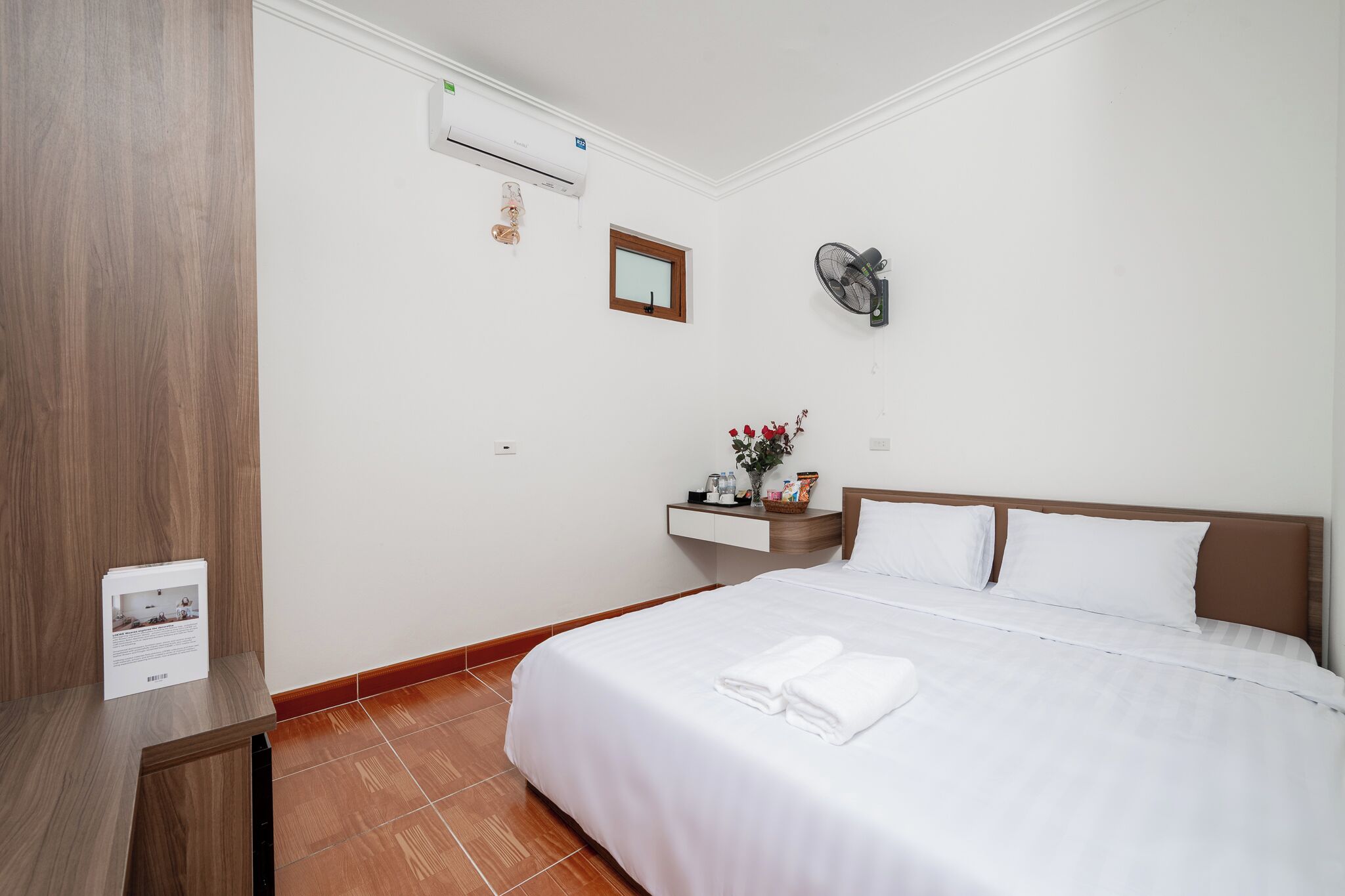 Skrivebord, skrivebord for bærbar PC og wi-fi (inkludert)