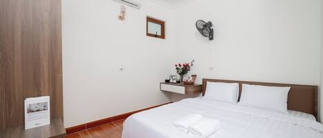 Skrivebord, skrivebord for bærbar PC og wi-fi (inkludert)