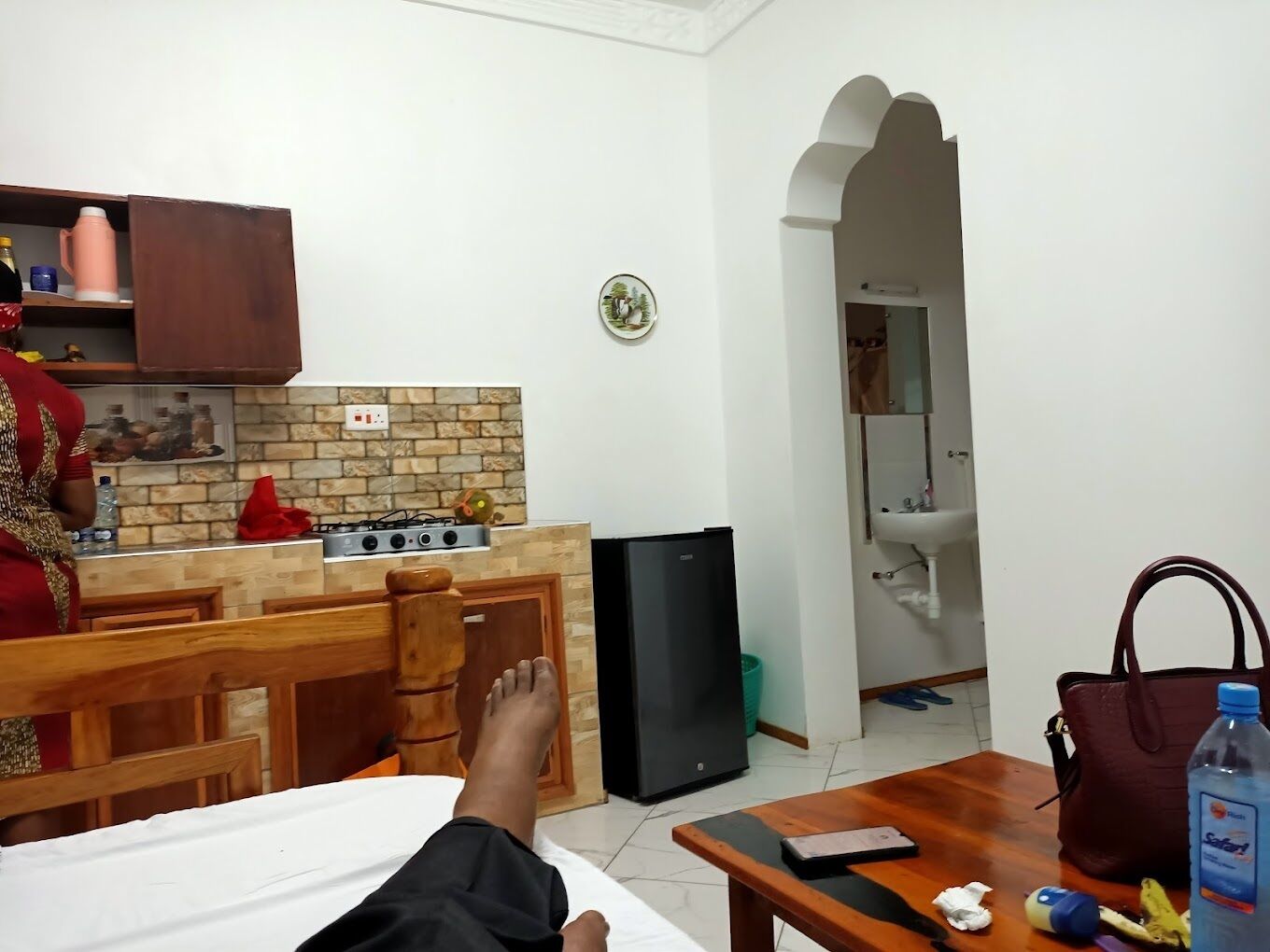 Un espacio habitable compacto con kitchenette, comedor y baño.