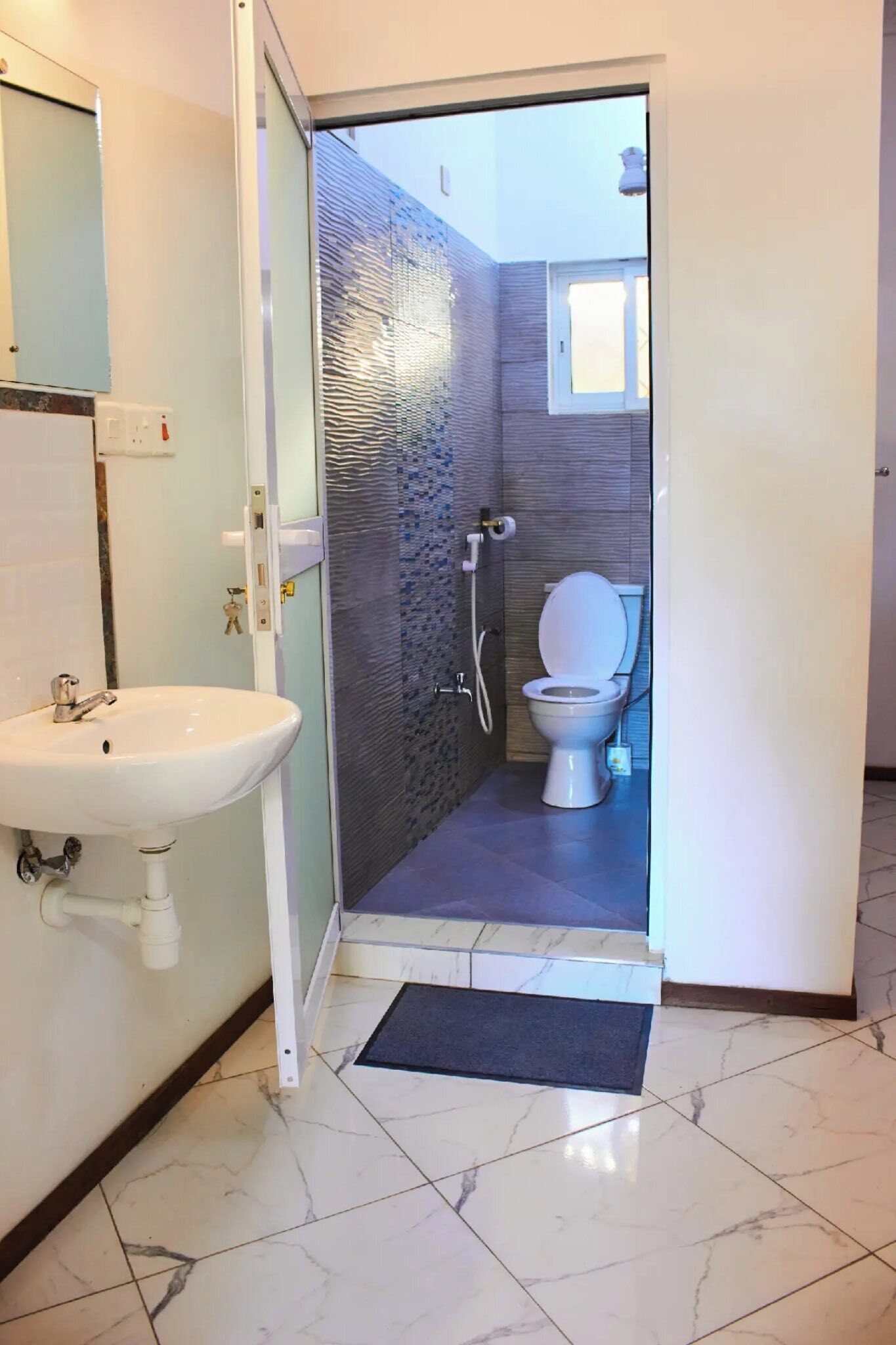 Appartement Confort | Salle de bain | Douche, articles de toilette gratuits, chaussons, serviettes fournies