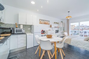 Fridge, microwave, oven, coffee/tea maker - Canal View Studio (Castelló d'Empúries)