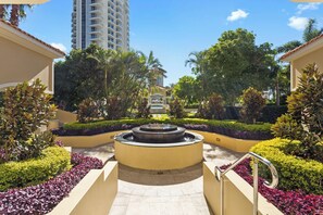 Property grounds - Chevron Renaissance Ocean & River Views (Surfers Paradise)