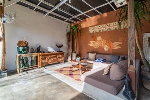 TV - Jellyfish (3) 2BR for Groups,5 Min to Thomas Beach (Kecamatan Kuta Selatan)