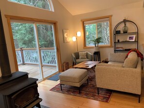 Smart TV, fireplace, DVD player, ping pong - Cozy pines cabin - relax, unwind, explore (Ronald)