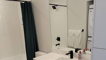 Hårtørrer, håndklæder, Sæbe, Toiletpapir