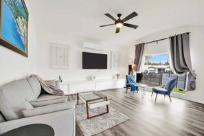 Living area - Stunning Luxurious Home, near Beverly Hills & DTLA (Los Angeles)