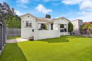 A two-story house with a well-maintained lawn and a fenced backyard. - Stunning Luxurious Home, near Beverly Hills & DTLA (Los Angeles)