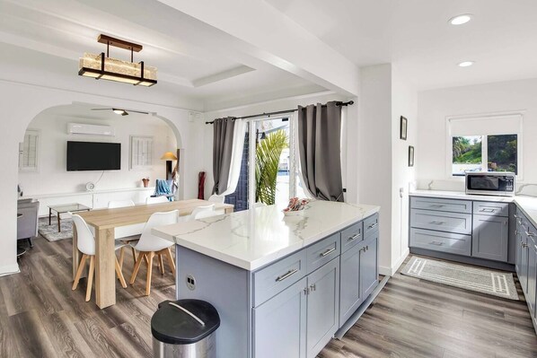 Fridge, microwave, oven, stovetop - Stunning Luxurious Home, near Beverly Hills & DTLA (Los Angeles)