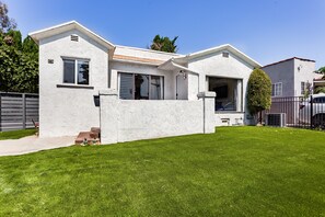 Exterior - Stunning Luxurious Home, near Beverly Hills & DTLA (Los Angeles)