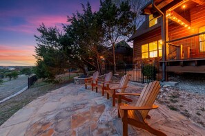 Terrace/patio - Stunning sunset view Cabin on Northshore Lake Travis (Jonestown)