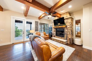 Smart TV, fireplace, books, stereo