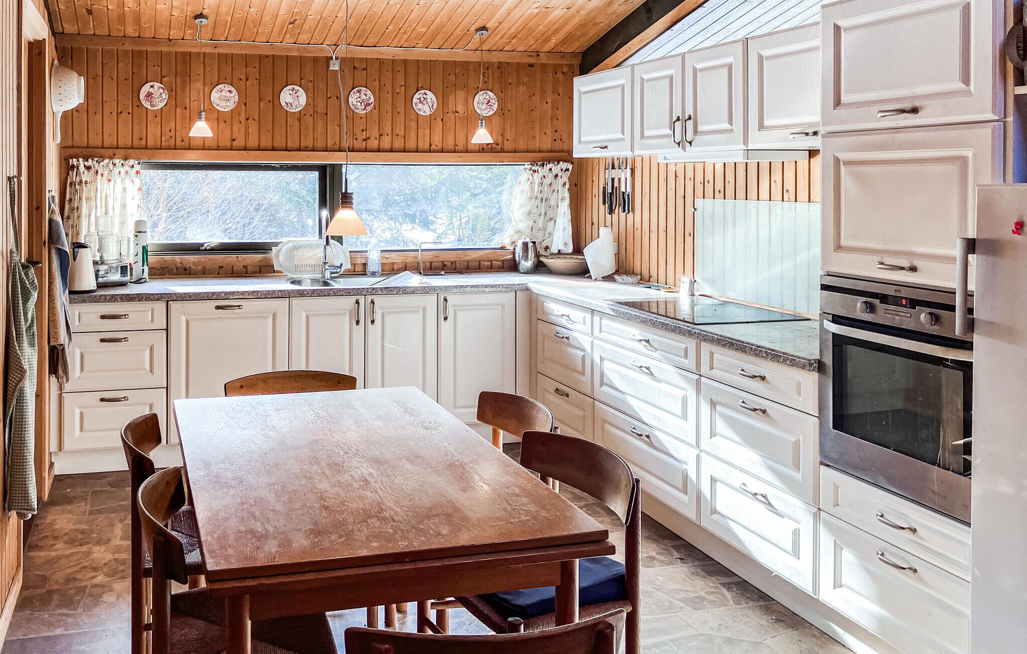 Réfrigérateur, plaque de cuisson, lave-vaisselle, cafetière/bouilloire