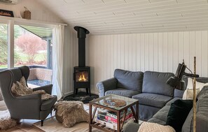 TV, fireplace - 2 bedroom nice home in Hundested (Hundested)