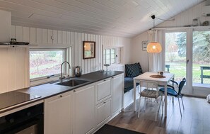Fridge, stovetop, coffee/tea maker, cookware/dishes/utensils - 2 bedroom nice home in Hundested (Hundested)