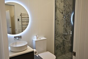 Luxury Apartment, City View | Bathroom - Dunedin Luxury Stay (Dunedin)