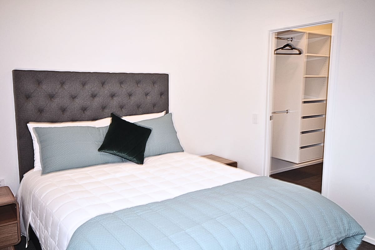 Luxury Apartment, City View | Blackout curtains, iron/ironing board, free WiFi