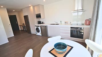 Luxury Apartment, City View | Private kitchen