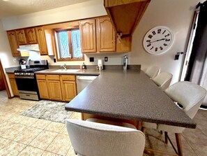 Fridge, microwave, oven, stovetop - Resort Pool, Hot Tub, Firepit I Walk to Restaurants I 3 Mins to Silver Dollar City (Branson)