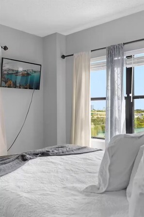 2 bedrooms, iron/ironing board, Internet, bed sheets - Trendy & modern condo -Rollercoaster view! (Orlando)