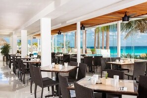 Outdoor dining - 2BR Sleeps 6 - 3 Bath - Krystal Vacation Club Cancun - Optional All-Inclusive (Cancún)