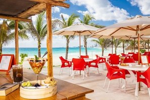 Outdoor dining - 2BR Sleeps 6 - 3 Bath - Krystal Vacation Club Cancun - Optional All-Inclusive (Cancún)