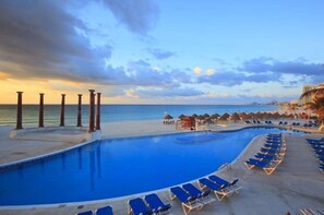 Pool - 2BR Sleeps 6 - 3 Bath - Krystal Vacation Club Cancun - Optional All-Inclusive (Cancún)