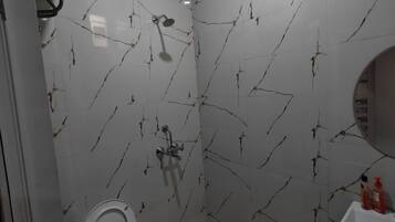 Douche, sĂšche-cheveux, serviettes fournies, savon