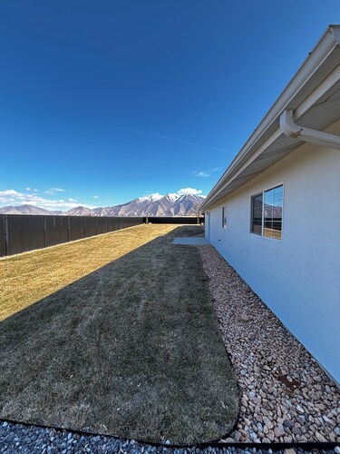 2 bedrooms 2 bathrooms Full kitchen + laundry with a large family living space. 