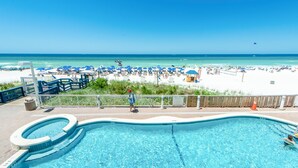 Ein Pool mit Blick auf einen Strand und einem 'No Diving'-Schild.