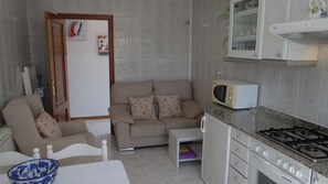 Fridge, microwave, oven, cookware/dishes/utensils - Ignacio C at the beach in Lariño (Lariño)