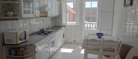 Refrigerador, microondas, horno y utensilios de cocina