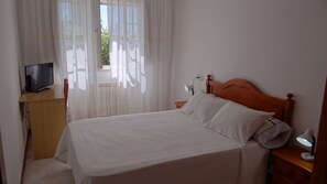 2 bedrooms, iron/ironing board, WiFi, bed sheets - Ignacio C at the beach in Lariño (Lariño)