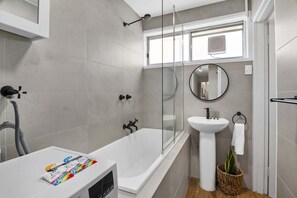 Shower, towels, shampoo - 2BR Flemington | Walk to Showgrounds + Parking (Flemington)