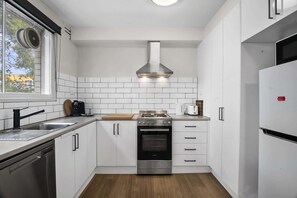 Réfrigérateur, four à micro-ondes, un four, surface de cuisson