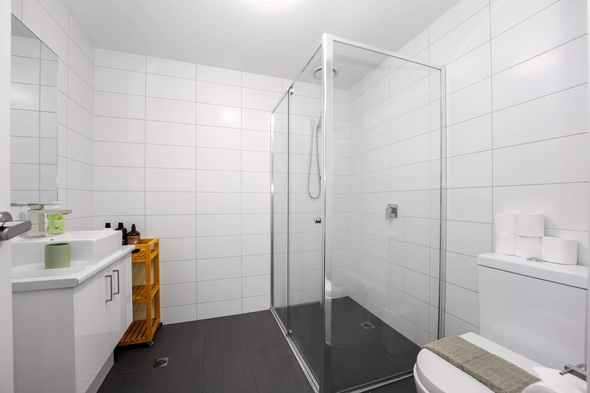Douche, sèche-cheveux, serviettes fournies, shampoing