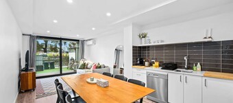 Two Bedroom Retreat Opposite Victoria Park